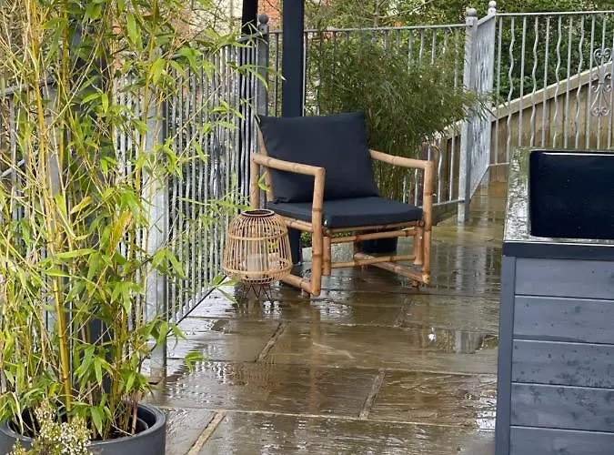 Ashford House 2 Bedroom Apartment \'Outdoor Bathing Tub\'